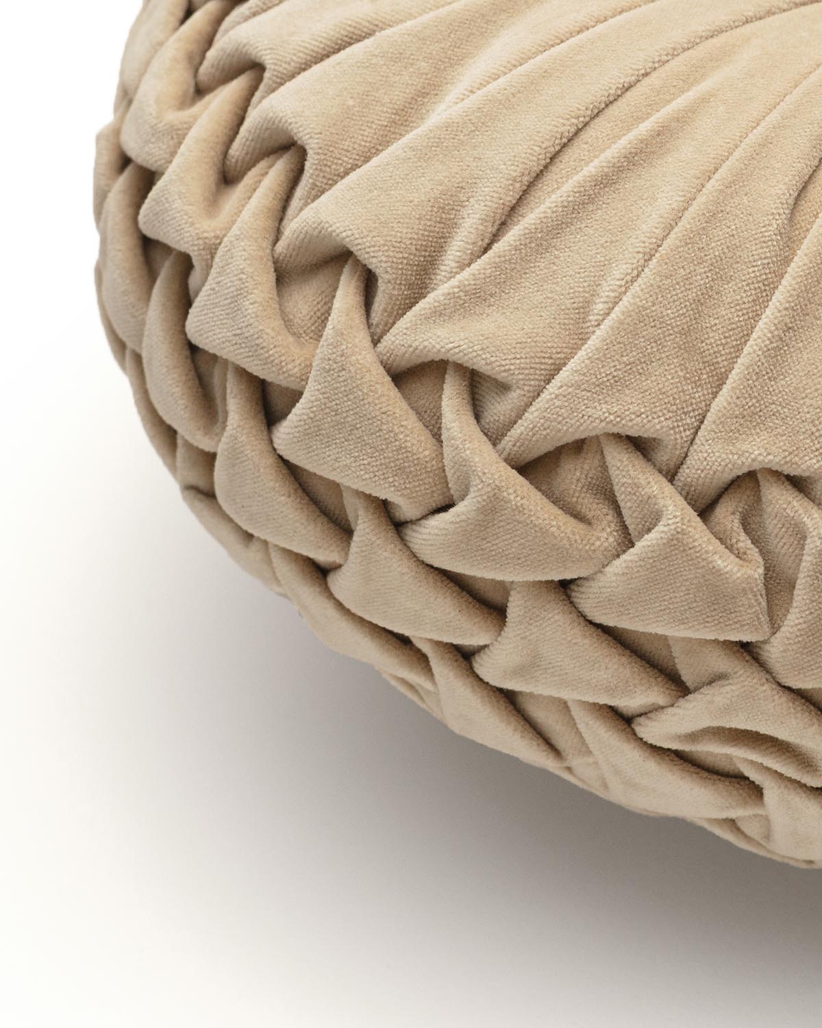 Close-up van sierkussen Berend van Light & Living in zandkleur, met hoogwaardige stof en compacte vulling voor luxe uitstraling.