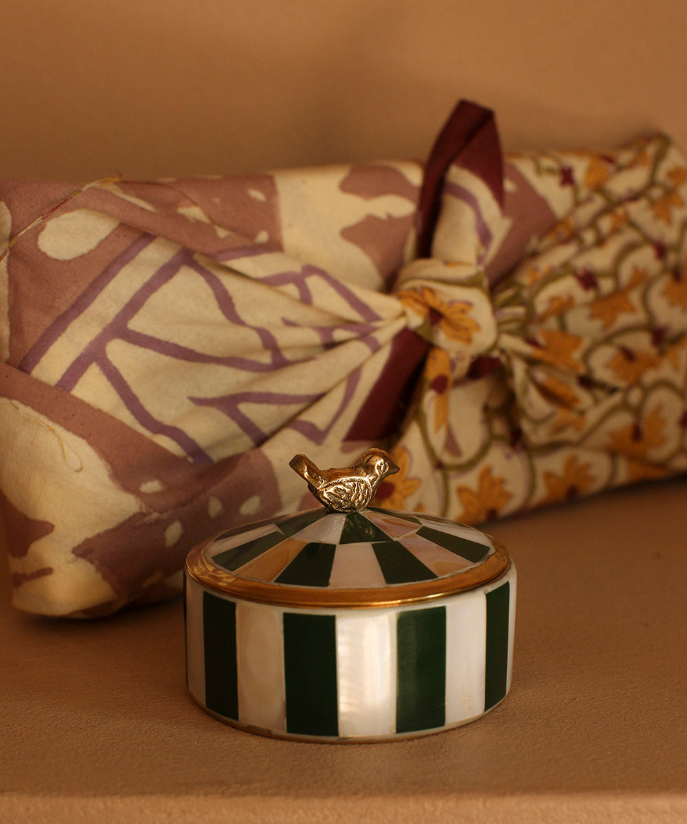 Lola Circus Box Medium Pine in interieursetting, stijlvol handgemaakt doosje van Doing Goods voor sieraden of kleine accessoires