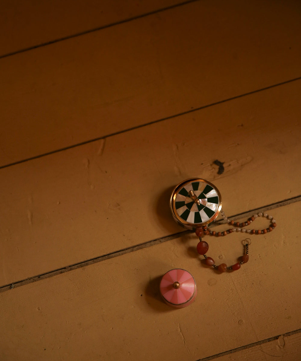 Lola Circus Box Medium Pine op bureau met sieraden, handgemaakt doosje van messing, resin en schelp, elegant en uniek woonaccessoire
