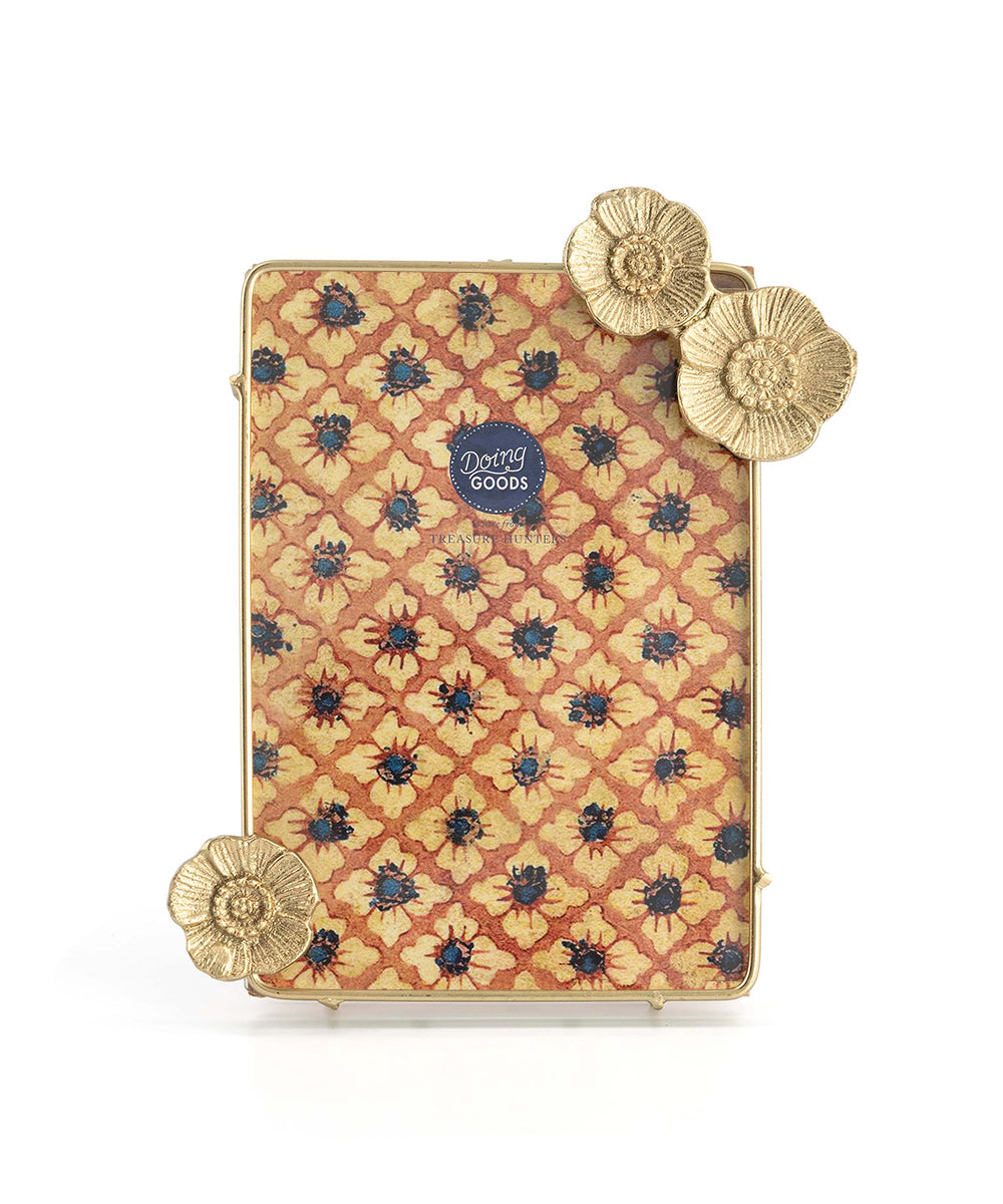 Mia Poppy Frame van Doing Goods, handgemaakt fotolijstje van gerecycled messing met subtiel bloemdetail, geschikt voor 15x11 cm foto