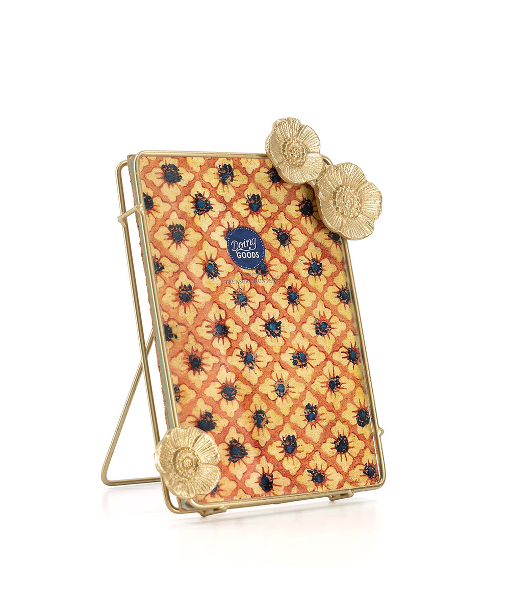 Mia Poppy Frame close-up van handgemaakt gerecycled messing met bloemaccent, uniek frame voor herinneringen en kleine foto’s