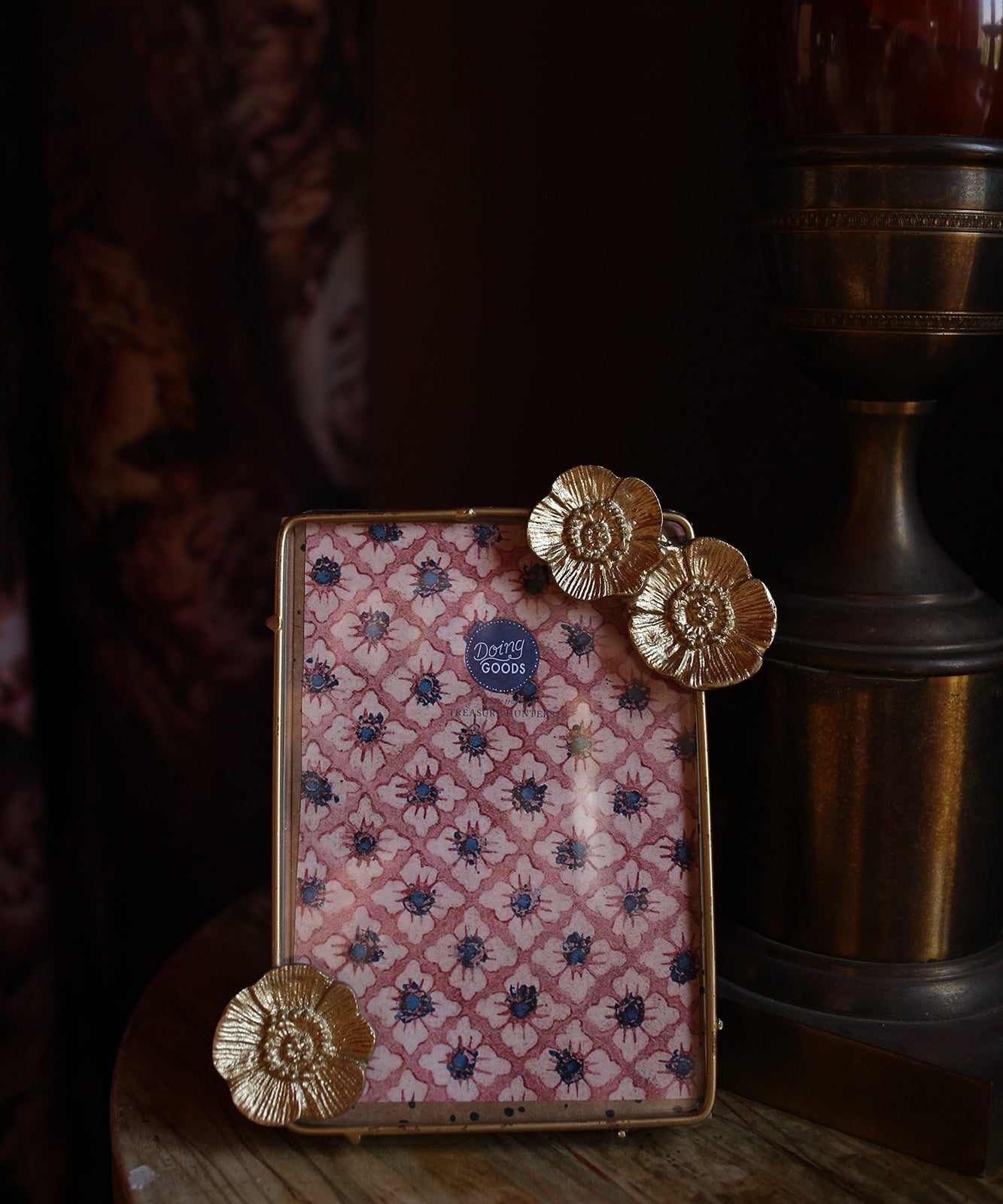 Mia Poppy Frame op plank met foto erin, handgemaakt gerecycled messing fotolijstje van Doing Goods als stijlvol interieuraccent