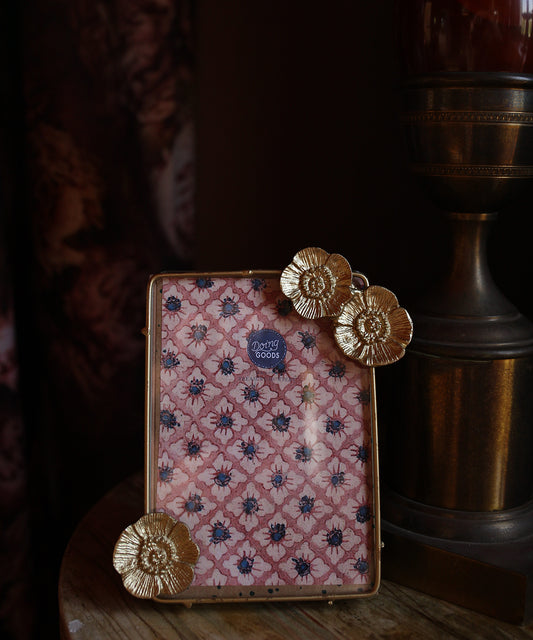 Mia Poppy Frame op plank met foto erin, handgemaakt gerecycled messing fotolijstje van Doing Goods als stijlvol interieuraccent