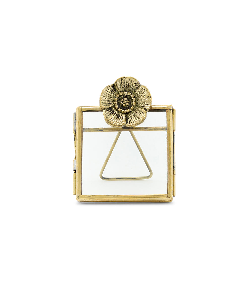 Mia Poppy Frame Mini van Doing Goods, handgemaakt fotolijstje van gerecycled messing en glas met elegant klaproosmotief