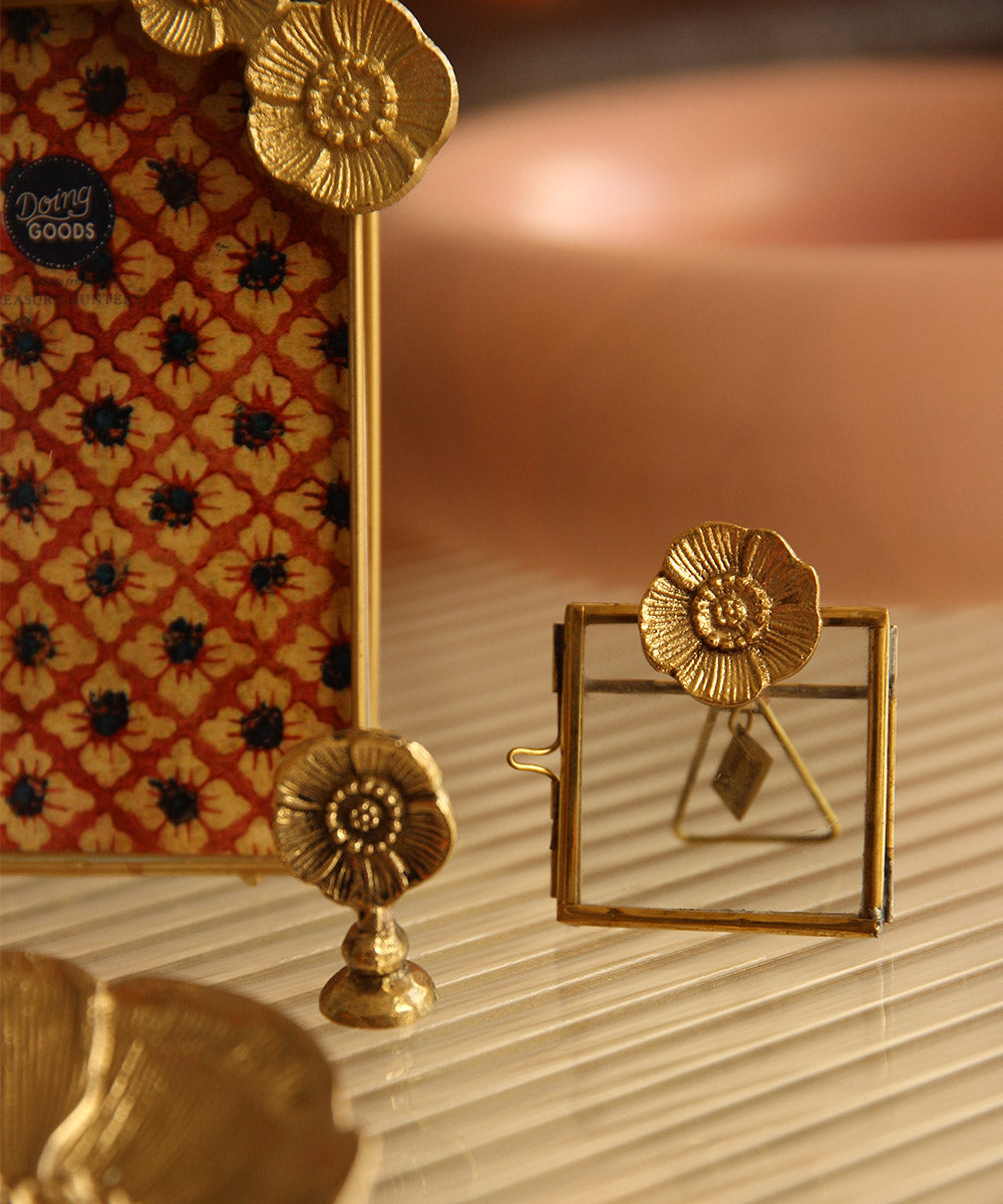 Mia Poppy Frame Mini in interieursetting, handgemaakt fotolijstje van messing en glas voor klein fotootje of droogbloemetje