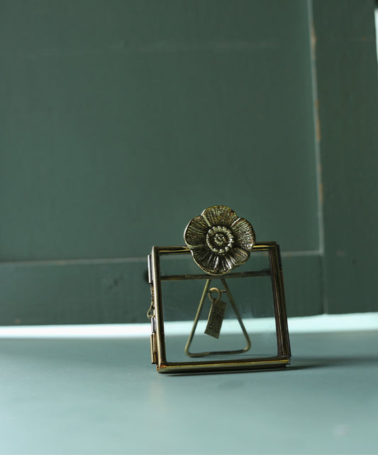 Handgemaakt Mia Poppy Frame Mini op bureau met kleine foto, elegant messing fotolijstje van Doing Goods met subtiel klaproosdetail