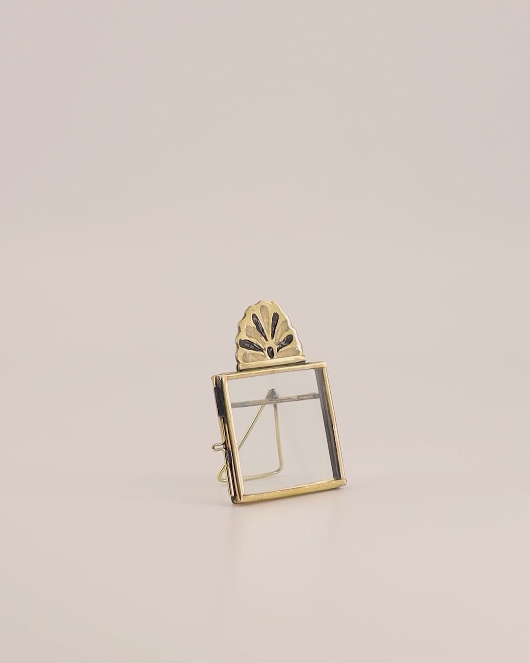 Rosie Roset Frame Mini Black van Doing Goods, handgemaakt fotolijstje van gerecycled messing met subtiel rozetdetail