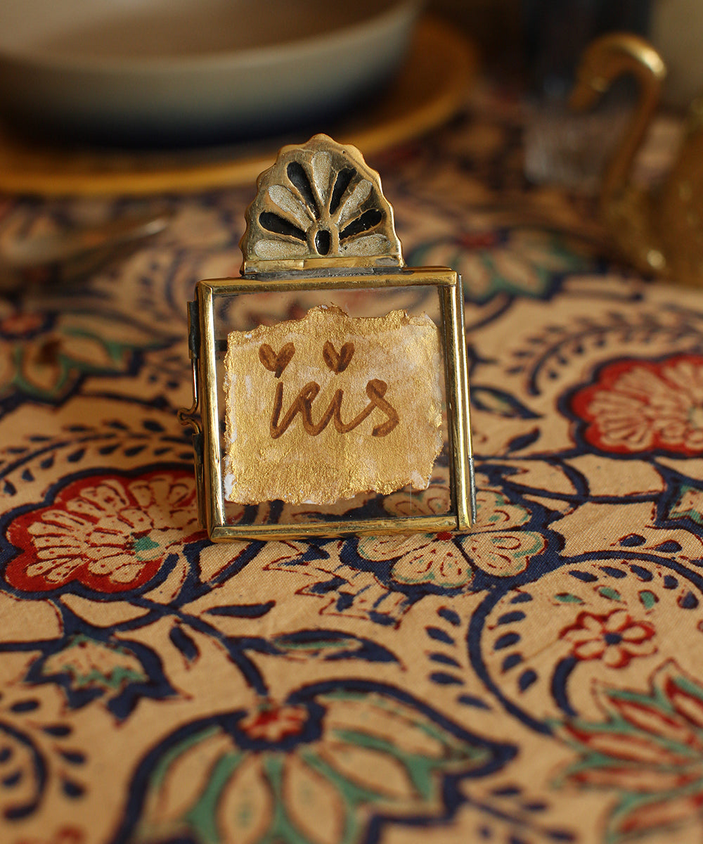 Rosie Roset Frame Mini Black op een bureau met een mini-foto erin, handgemaakt en stijlvol accent