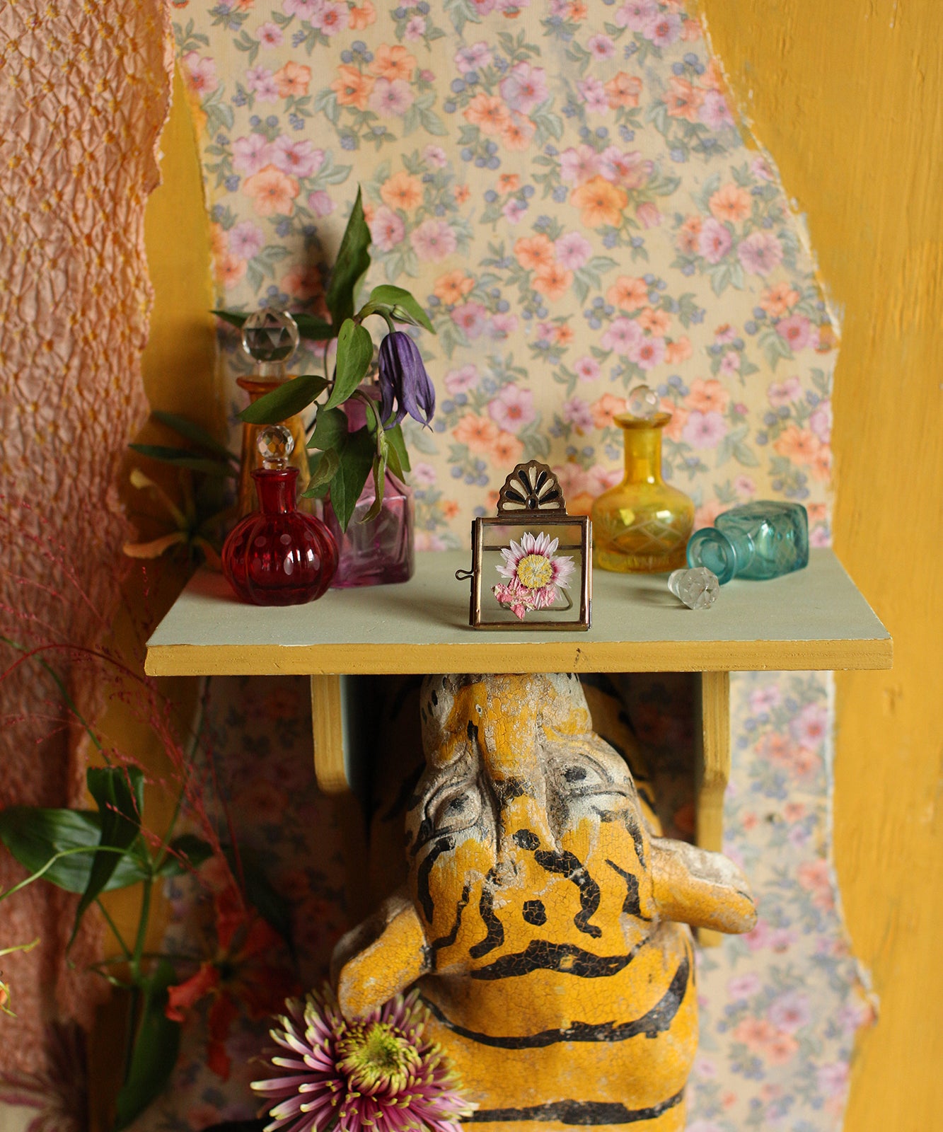 Rosie Roset Frame Mini Black als decoratief accent op een plank tussen andere woonaccessoires