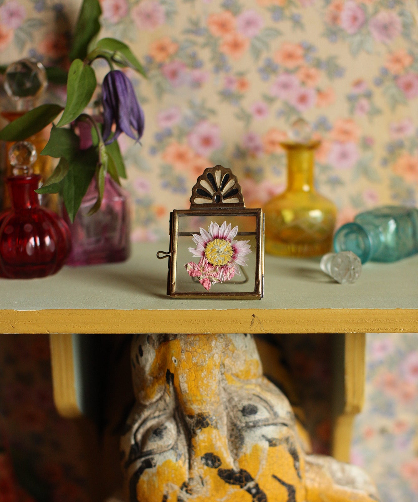 Close-up van het Rosie Roset Frame Mini Black, detail van het subtiele rozet en de handgemaakte afwerking