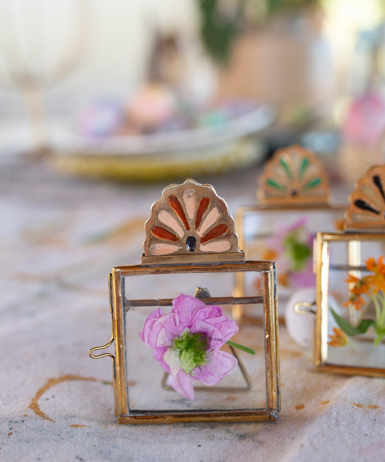 Close-up van het Rosie Roset Frame Mini Peach, detail van het subtiele rozet en de handgemaakte afwerking