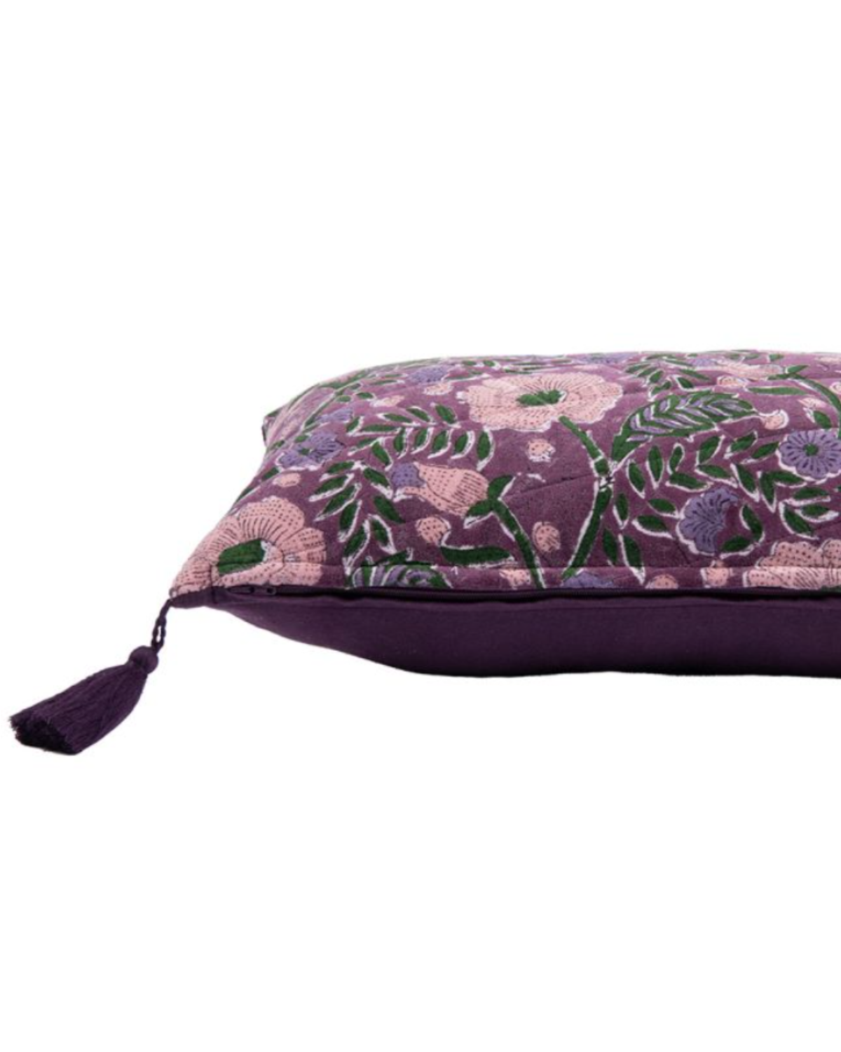Velvet kussen Eleana Purple met bloemprint aan de voorzijde en doorgestikt ruitpatroon aan de achterzijde, afgewerkt met kwastjes op de hoeken; rechthoekig model van 30 x 50 cm in luxe velvet stof met zachte glans.